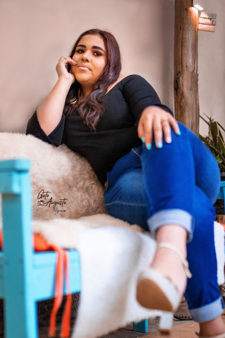Alana em ensaio de 15 anos em Guaíba, capturada em pose autêntica e casual