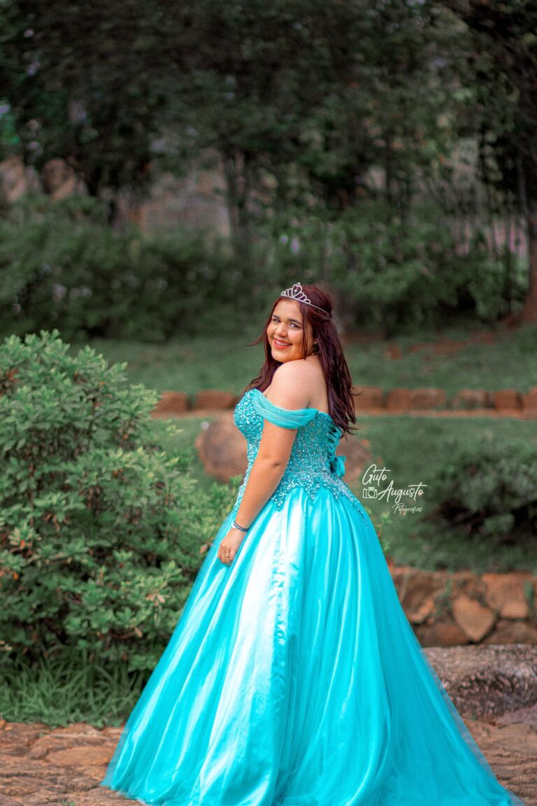 Ensaio de 15 anos em Guaíba - Alana em seu vestido de debutante azul ao ar livre, capturando um momento especial e inesquecível