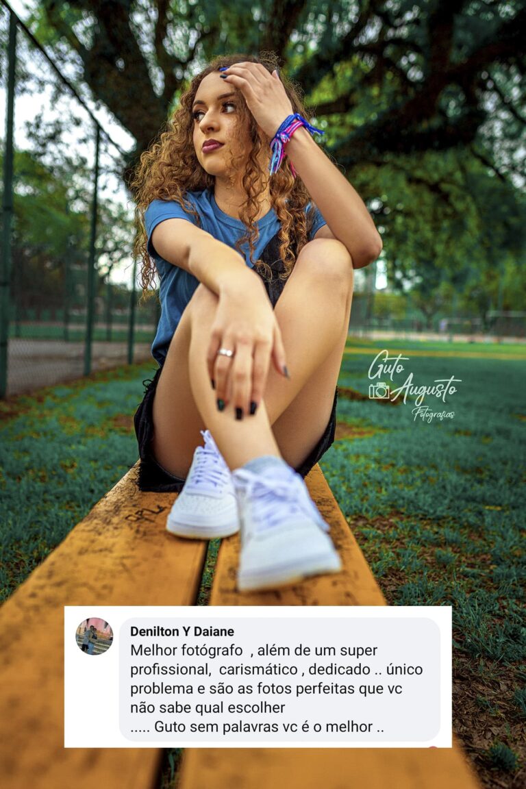 Retrato de mulher com cabelo cacheado em parque ao ar livre, sentada em banco de madeira, com elogios ao profissionalismo e carisma do fotógrafo.