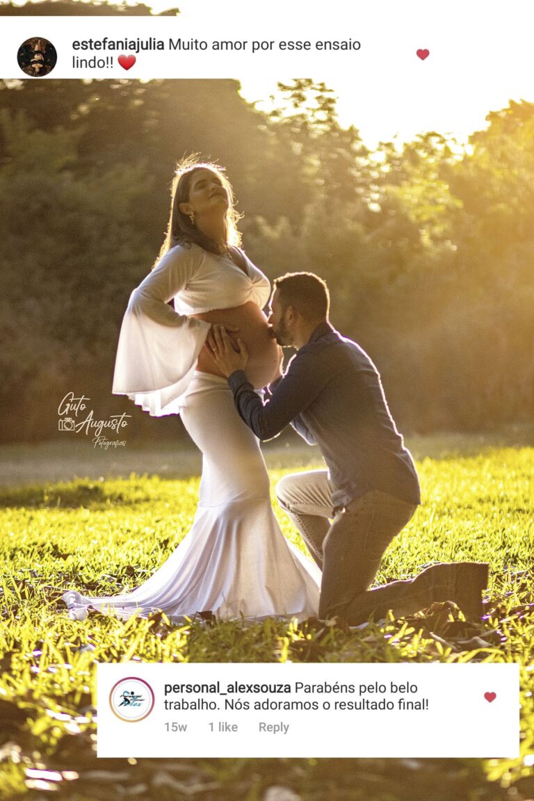 Ensaio fotográfico de gestante ao ar livre em Pelotas, capturando momento carinhoso entre casal ao pôr do sol