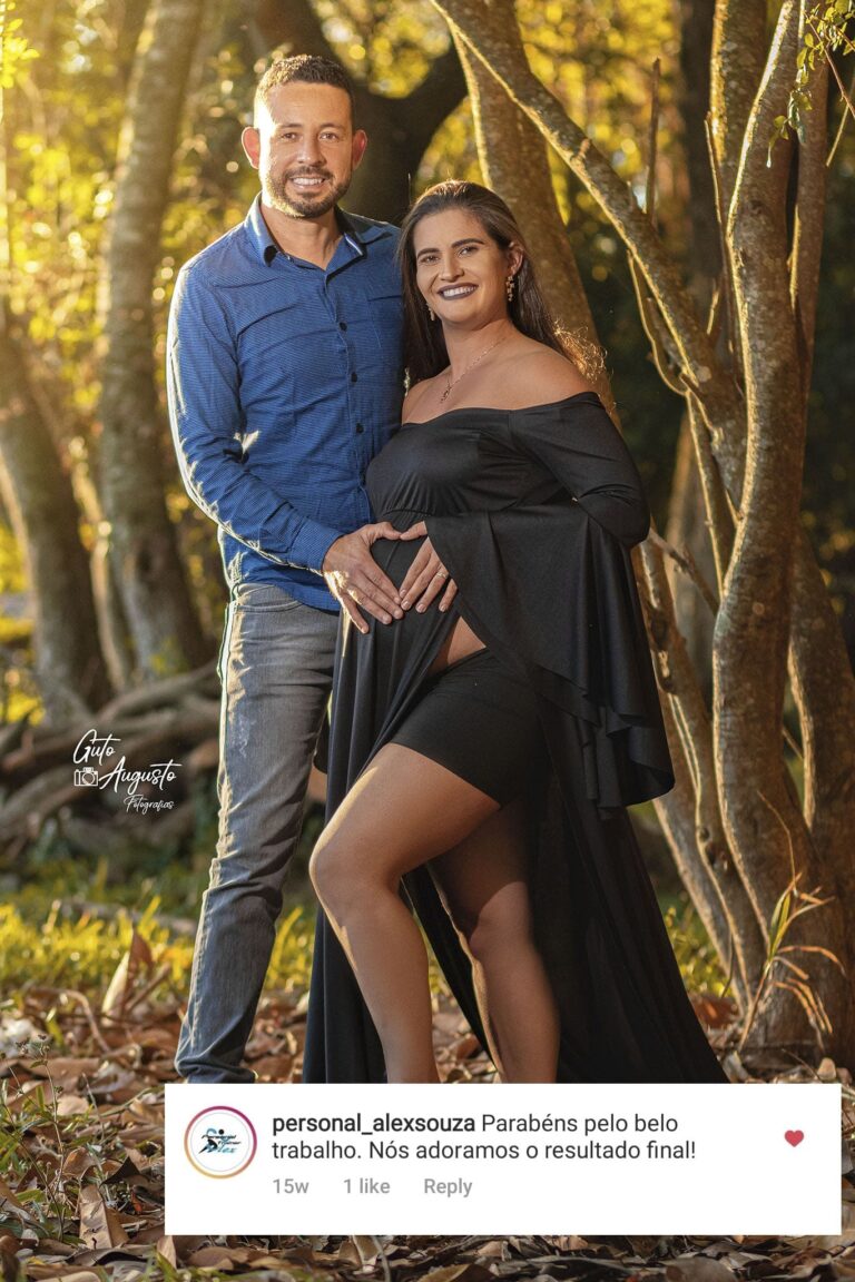 Ensaio fotográfico de gestante em ambiente natural em Pelotas, casal feliz celebrando gravidez com elogios ao fotógrafo