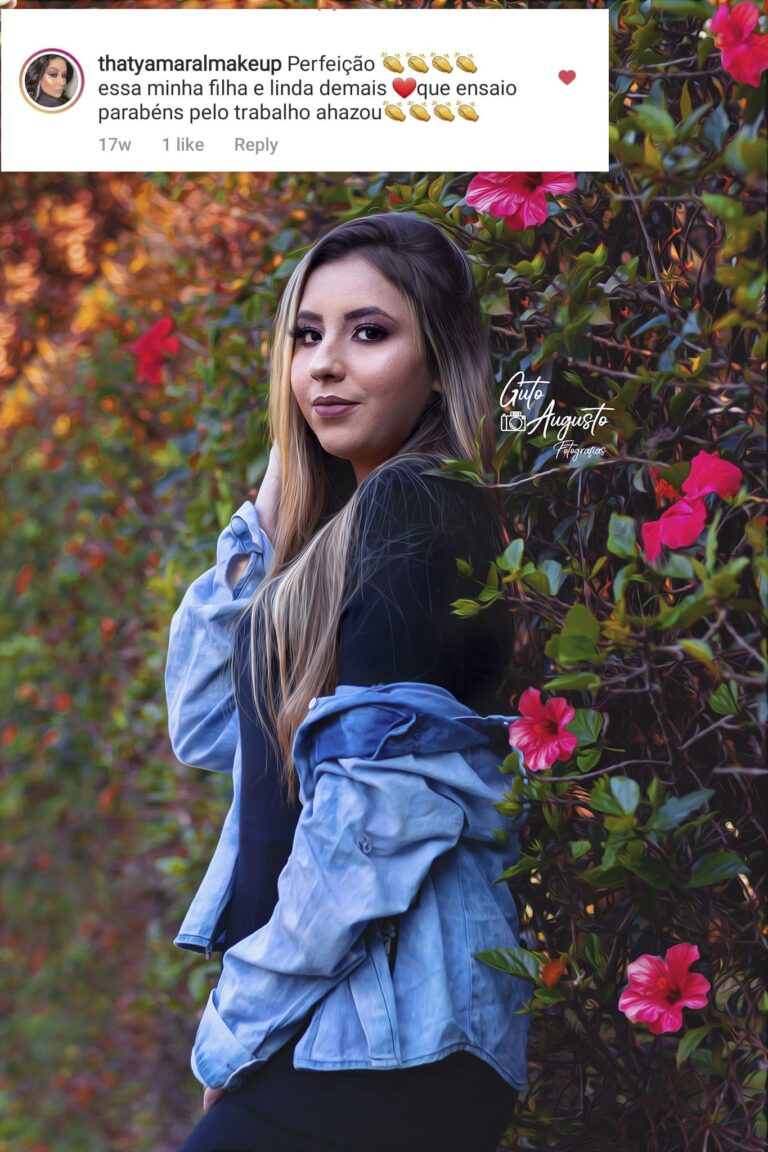 Retrato feminino em meio a flores vermelhas ao ar livre, com depoimento positivo de mãe orgulhosa elogiando o ensaio fotográfico.